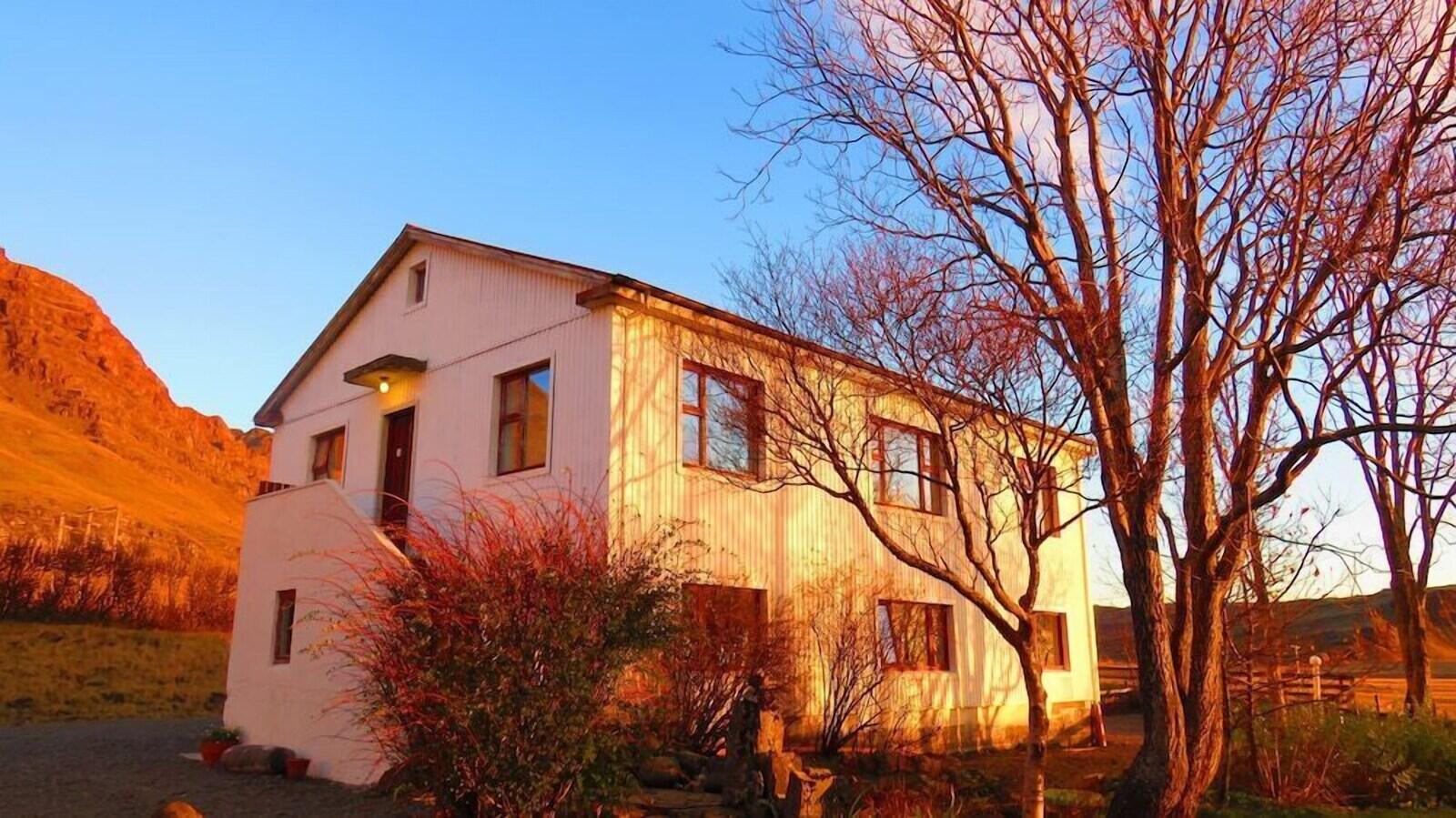 The white farmhouse of Kálfafellsstaður in evening light